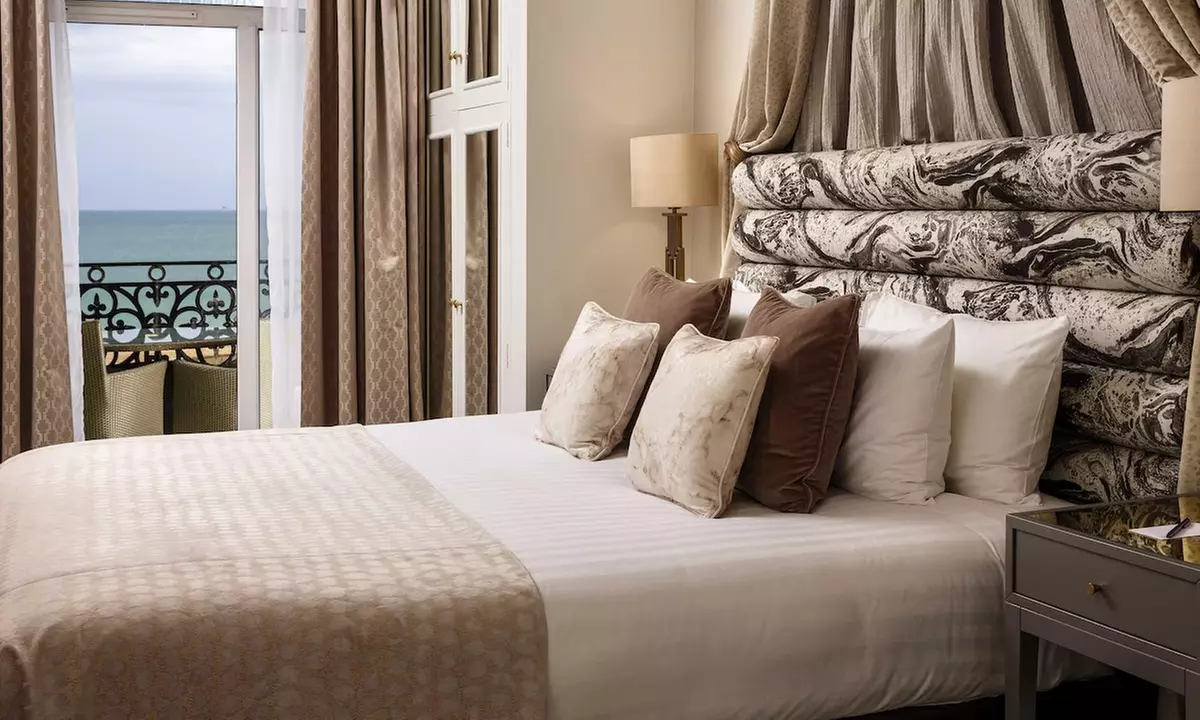 Brighton: Seafront Stay for 2 with Breakfast, Welcome Drink & Dinner