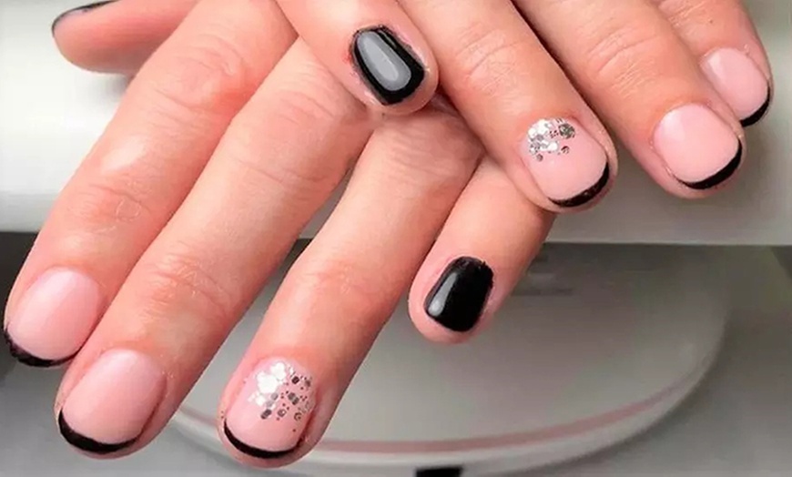 Image 6:  2 sesiones de manicura, pedicura o ambas clásica o francesa para 1