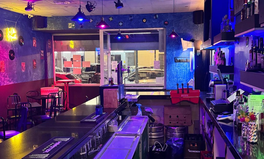 Image 3: Copa o cóctel a elegir y ración de nachos para 2 o 4 personas 