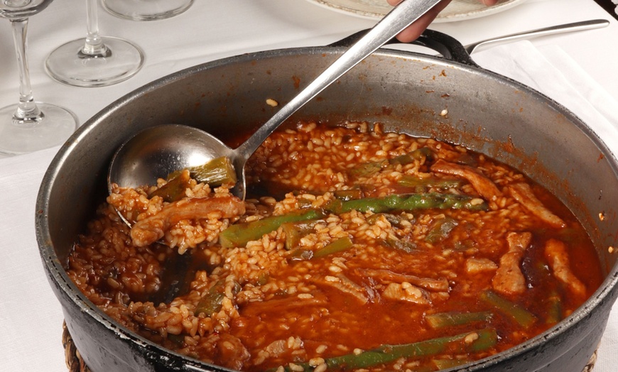 Image 21: Menú tradicional español con opción a botella de vino para 2 o 4