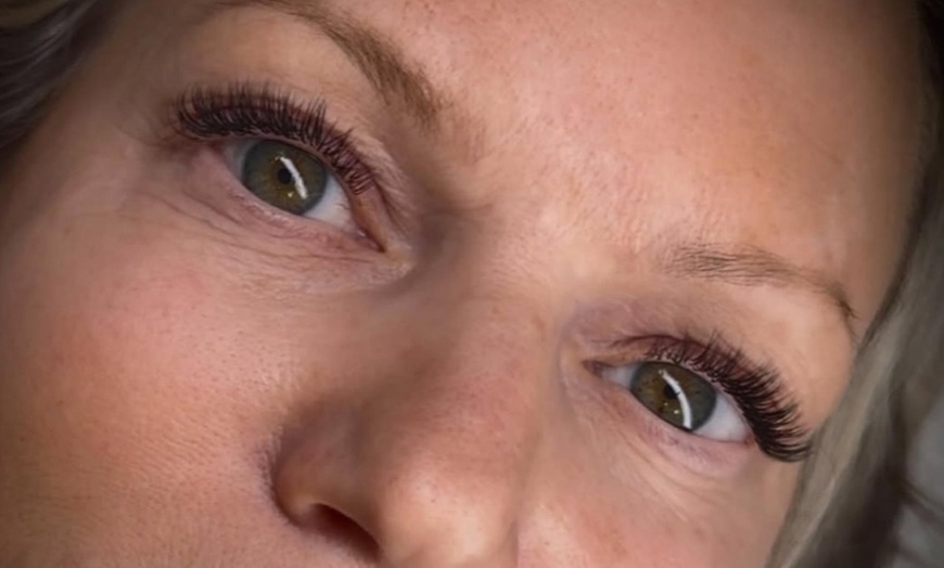 Image 8: Full Set of Classic Lashes or Hybrid or Volume Lashes with One Fill