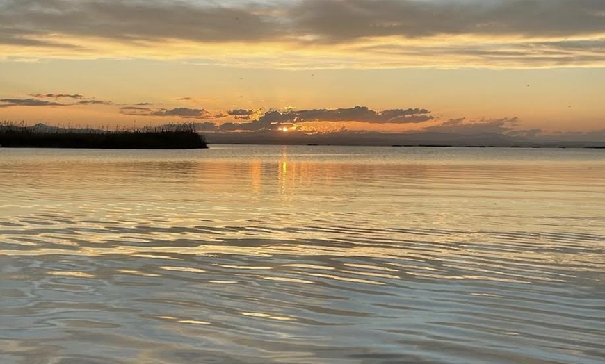 Image 2: Paseo privado en barca para ver la puesta de sol para 2 o 4 personas 