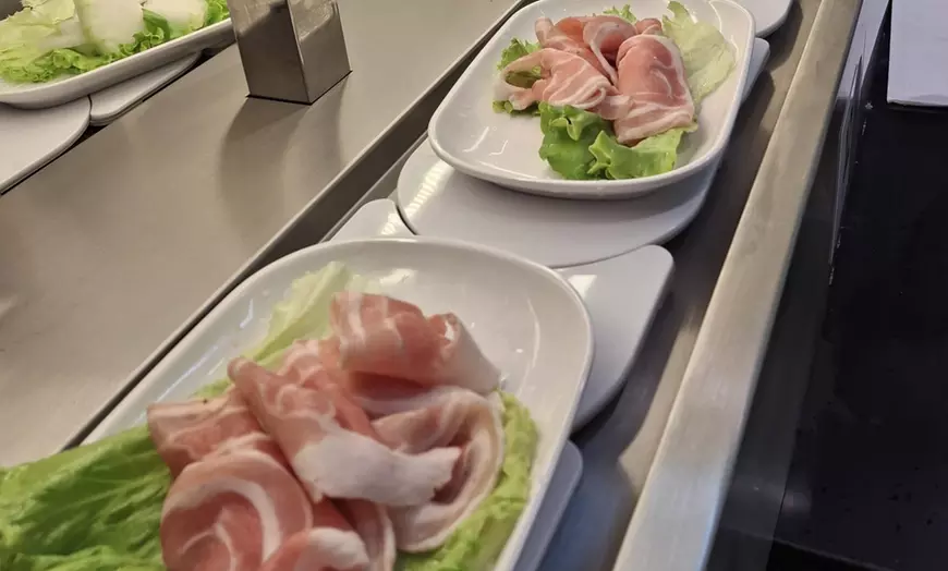 Image 4: Buffet asiático futurista con barbacoa coreana y hot pot en Madrid