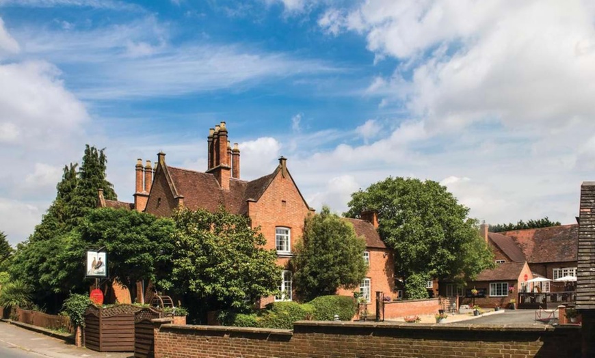 Image 2: Charming Warwickshire: 1 Night w/ Breakfast, Prosecco & Late Checkout