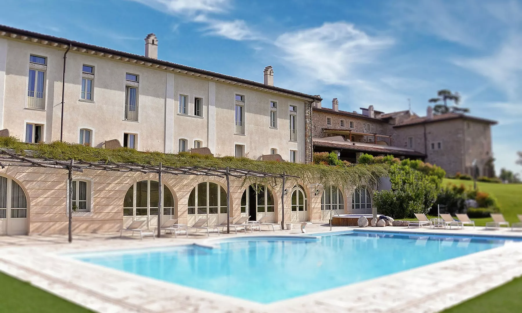 Gardasee: Doppel- oder Zweibettzimmer mit Frühstück / HP und Spa