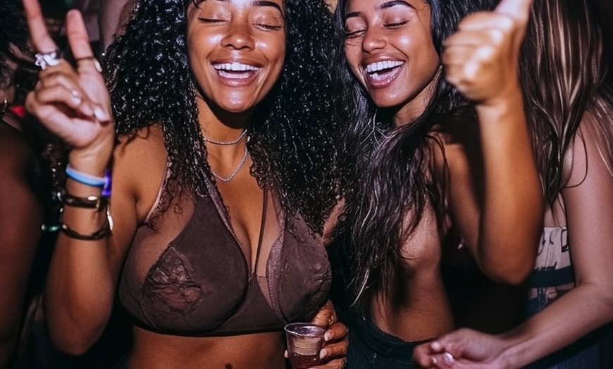 Image 9: 3-Hour Miami Hip-Hop Yacht Party with Live DJs & Free Drinks