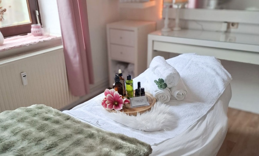 Image 2: Klassische Rücken- oder Ganzkörper-Massage für 1 Person