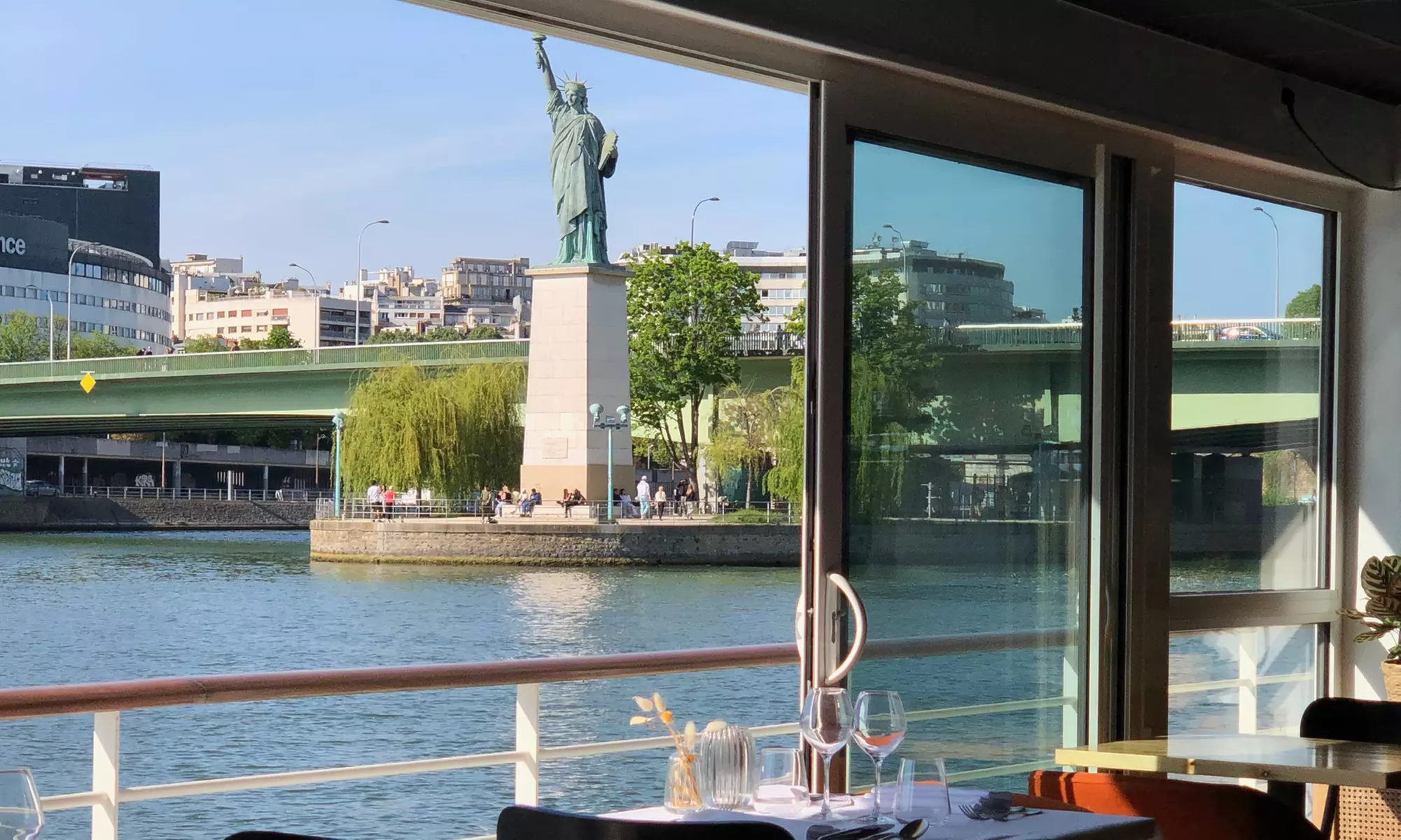 Repas au Quai Liberté : cuisine française authentique sur la Seine