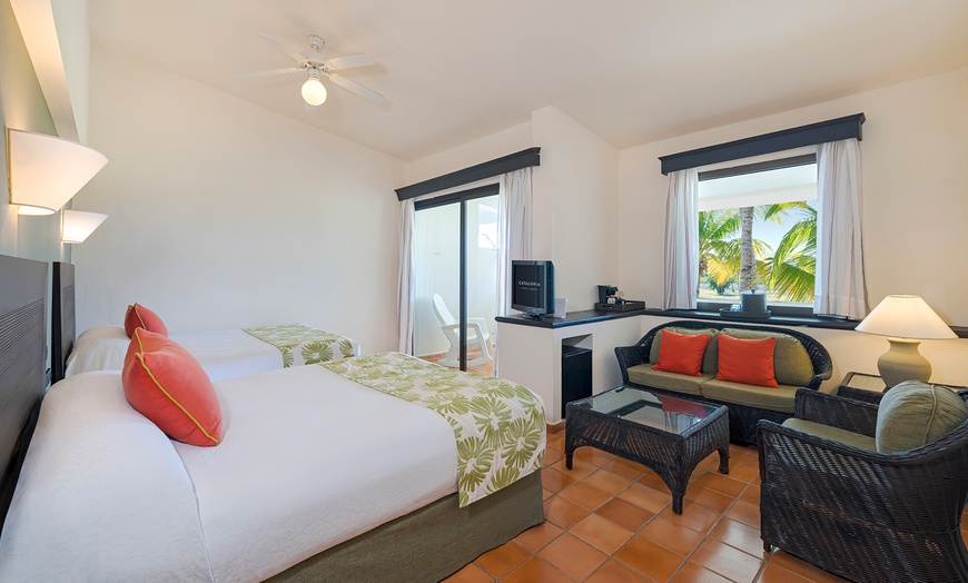 Image 2: ✈ 4-Night All-Inclusive Punta Cana Stay with Air from Travel by Jen