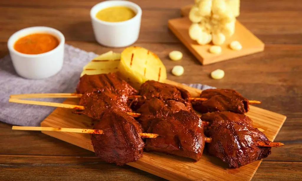 Menú peruano para 2 o 4 con entrantes, principales, postres y bebidas