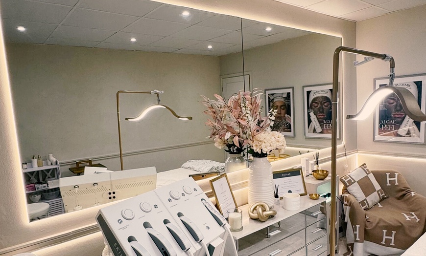 Image 1: Discover Celebrity Skincare with SKINSTORM Facials - 45, 60 or 120 Min