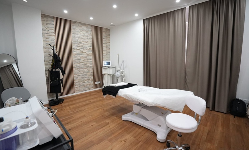 Image 3: Natürlich schöne Haut mit Gesichtsbehandlung nach Wahl für 1 Person