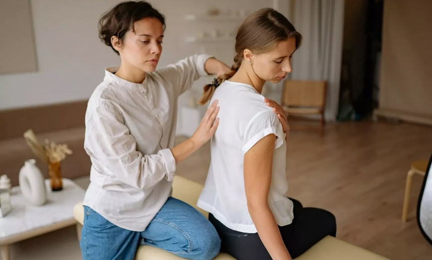 Image 1: Un instant suspendu : modelage relaxant avec Rizlane Chay