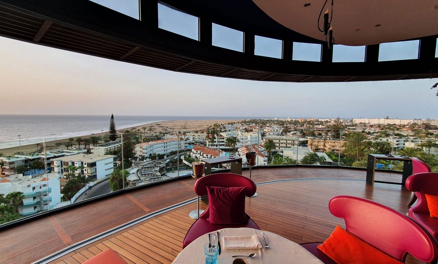 Image 15: Las Palmas: habitación Deluxe con copa de bienvenida, desayuno y cena