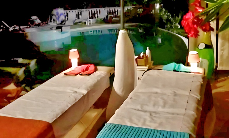 Image 1: Massage relaxant avec beauté des mains ou soin du visage