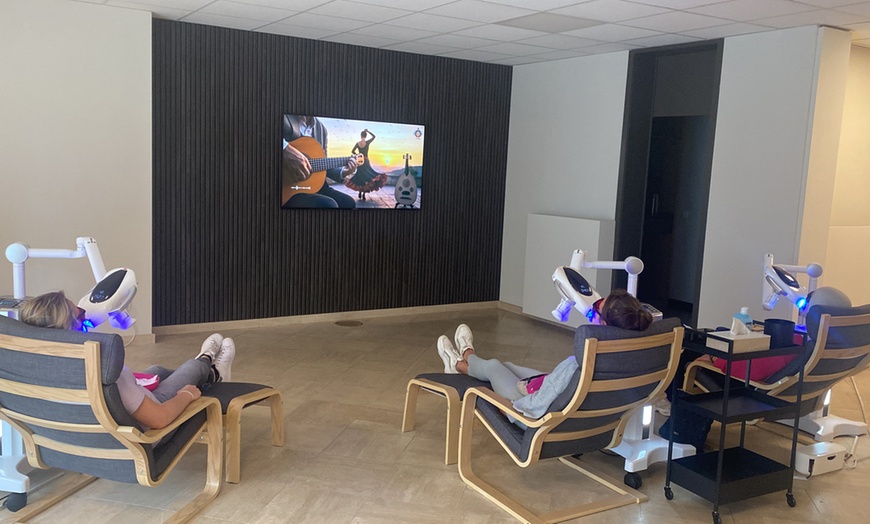 Image 4: Onthul je helderste smile met professionele tandenbleek behandeling