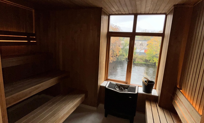 Image 1: 1-Hour Spa Session (Sauna, Steam Room, Cold Plunge) with 15-Minute LED