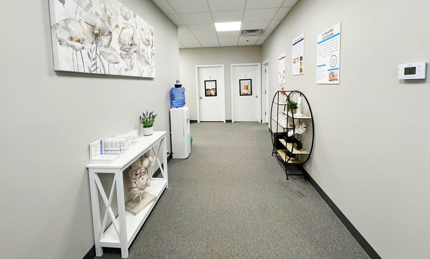 Image 3: 2 or 4 Laser Lipo Sessions for Body-Contouring Support