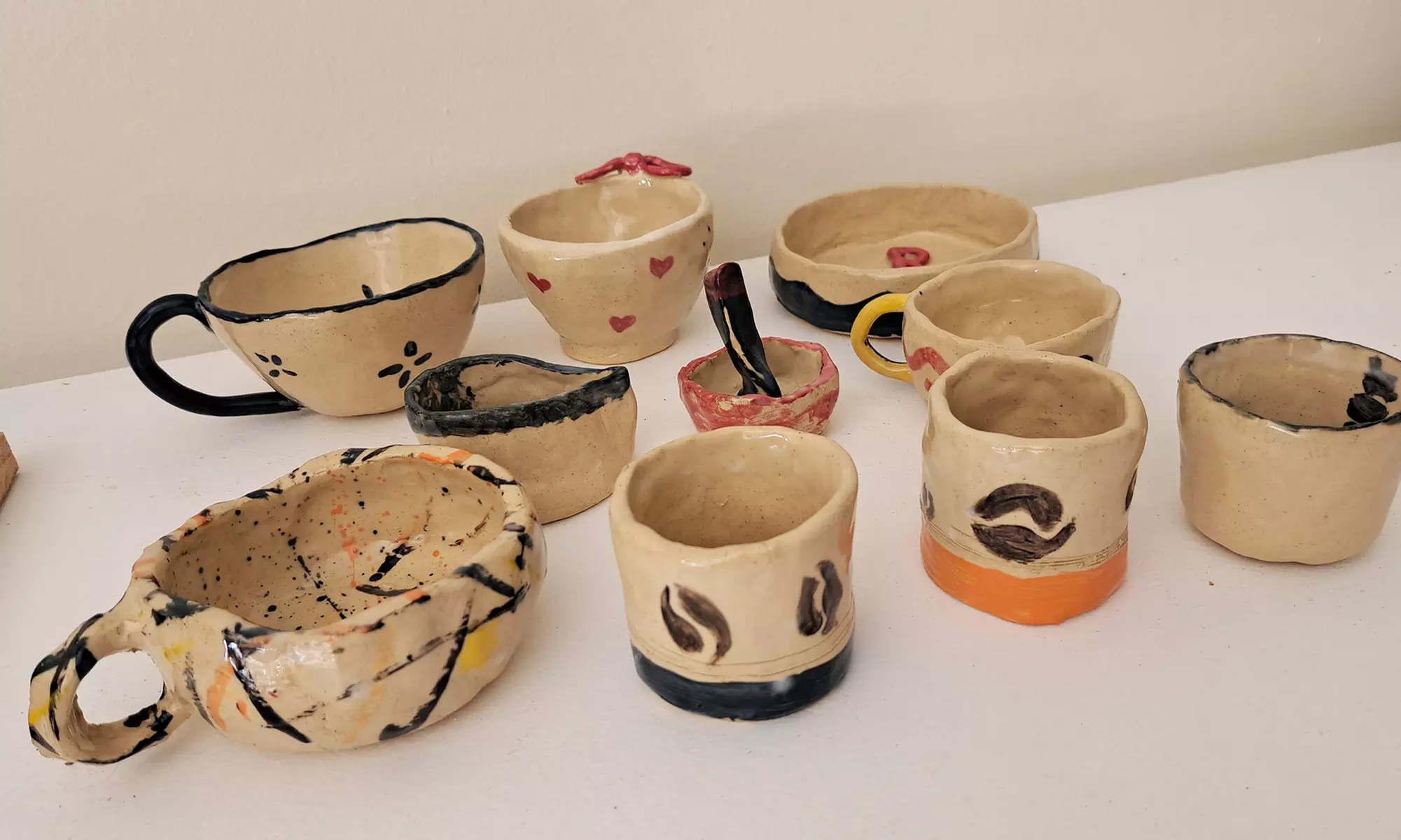 Crea y decora tu propia pieza de cerámica más barra libre de vino