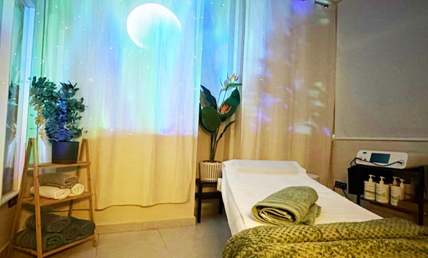 Image 2: 1 o 2 sesiones de masaje corporal relajante