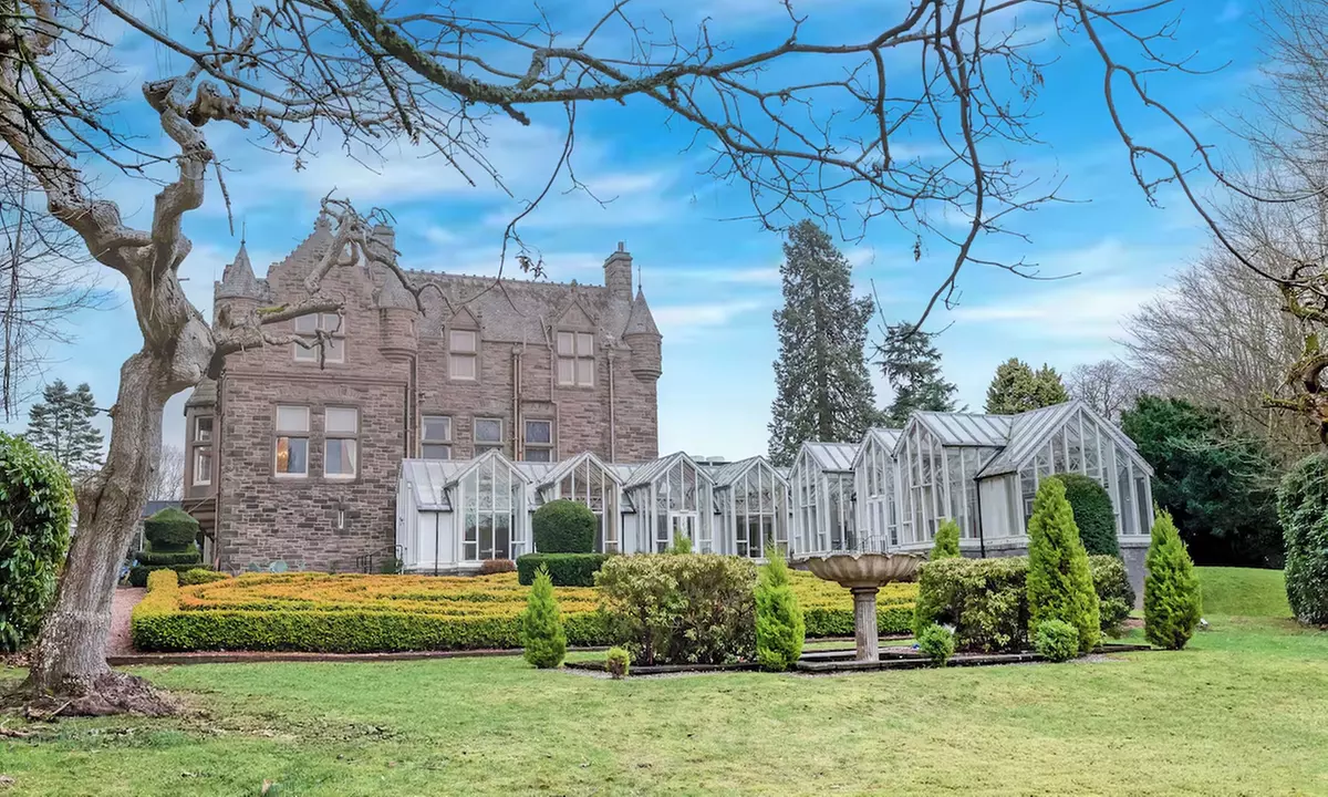 Dundee: Elegant 4* Stay with Breakfast & Dinner