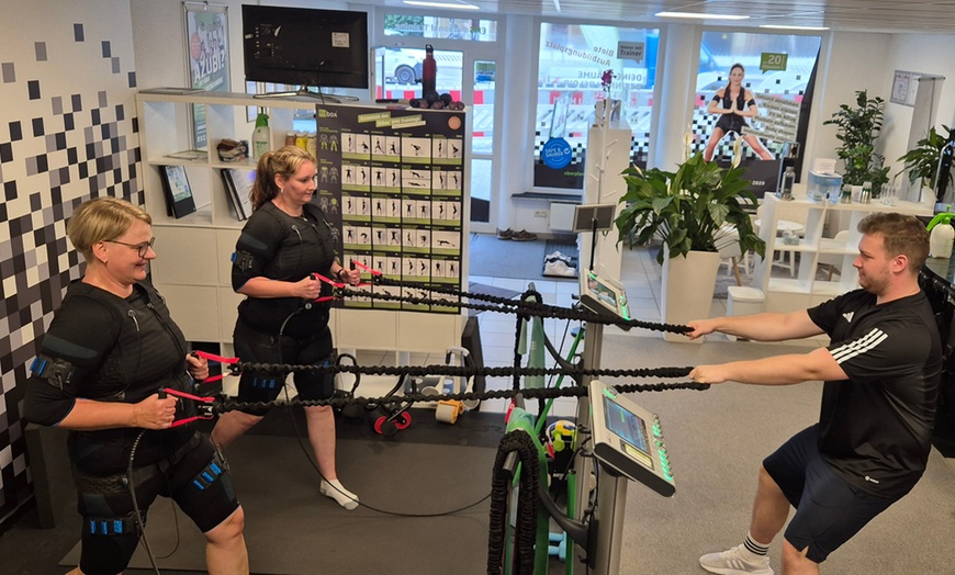 Image 3: 4 oder 8x EMS-Training inkl. Trainingsbekleidung, Handtuch & Wasser