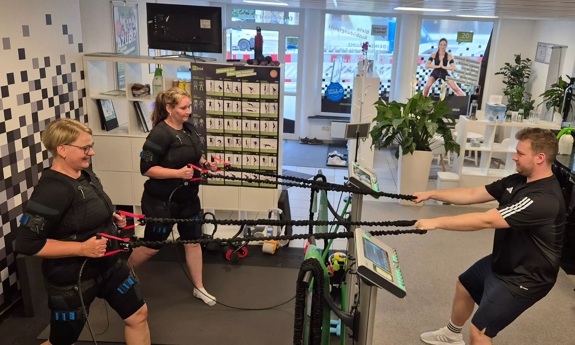 4 oder 8x EMS-Training inkl. Trainingsbekleidung, Handtuch & Wasser