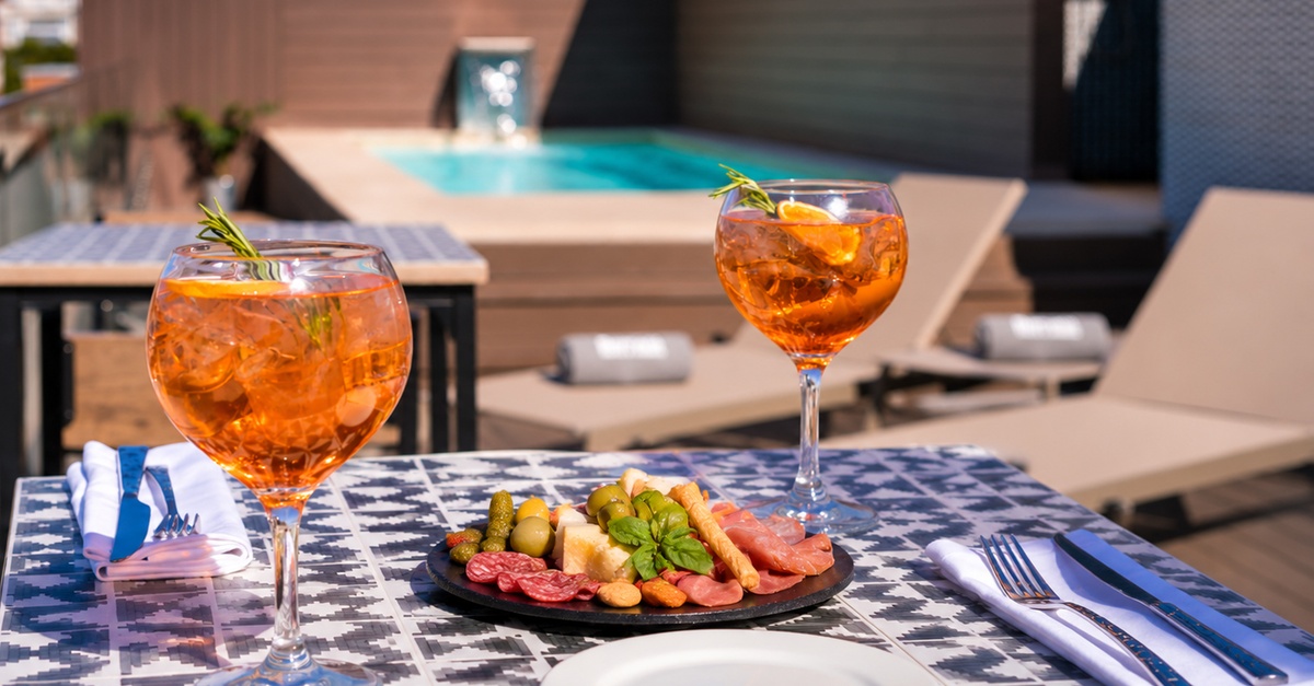 Cócteles Aperol o Limoncello Spritz con picoteo en Madrid