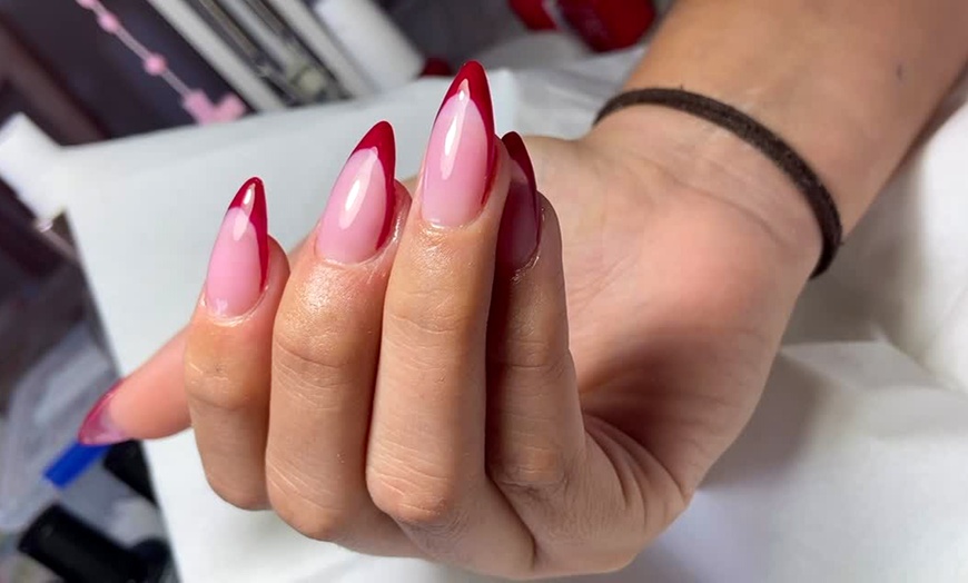 Image 3: 1 o 3 sesiones de manicura y/o pedicura clásica o semipermanente