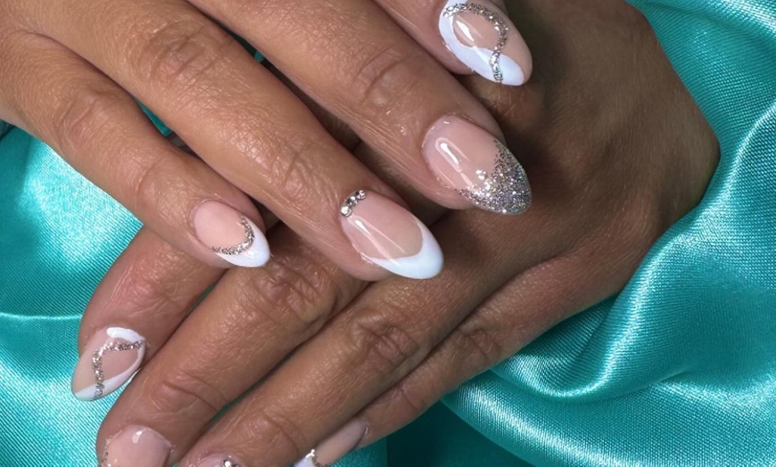 Image 5: 1 o 3 sesiones de manicura y/o pedicura para 1 persona