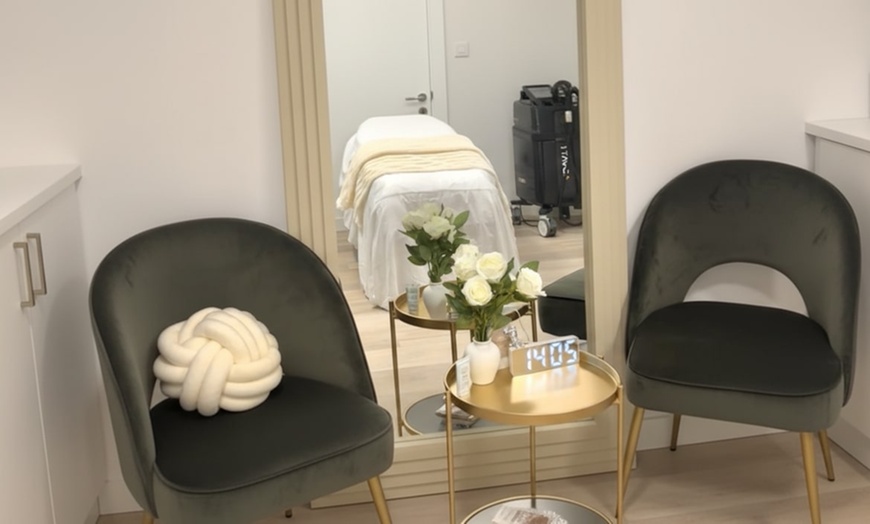 Image 5: Radiant Skin Awaits: Signature & Platinum Hydrafacial Packages