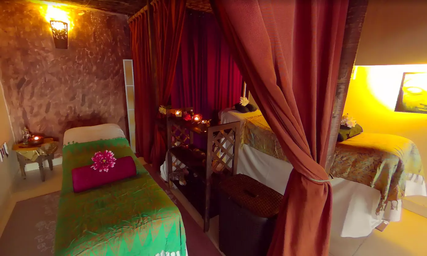 Hidromasaje privado con bombones y cava para 2 con opción a habitación