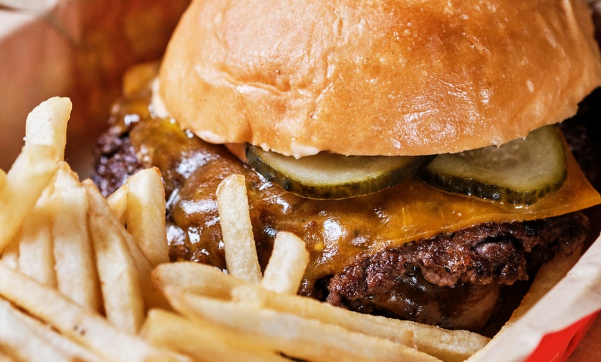 Image 1: Menú de hamburguesa smash con patatas y bebida para 1, 2 o 4 personas