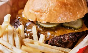 Gózate una deliciosa hamburguesa: menú de hamburguesa smash con patatas y bebida para 1, 2 o 4 personas