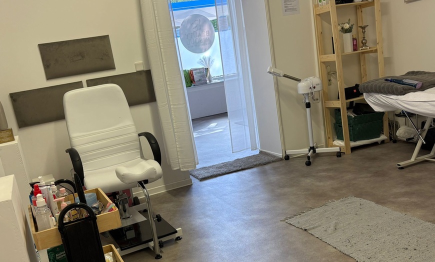 Image 2: BB-Glow für die Lippen oder Microneedling-Gesichtsbehandlungen