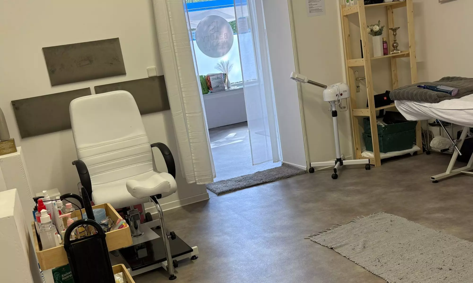 BB-Glow für die Lippen oder Microneedling-Gesichtsbehandlungen