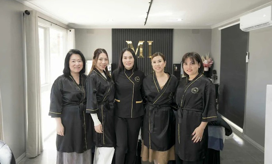 Image 3: Stunning Lashes w/ 1 Full Set of Classic or Volume Eyelash Extensions 