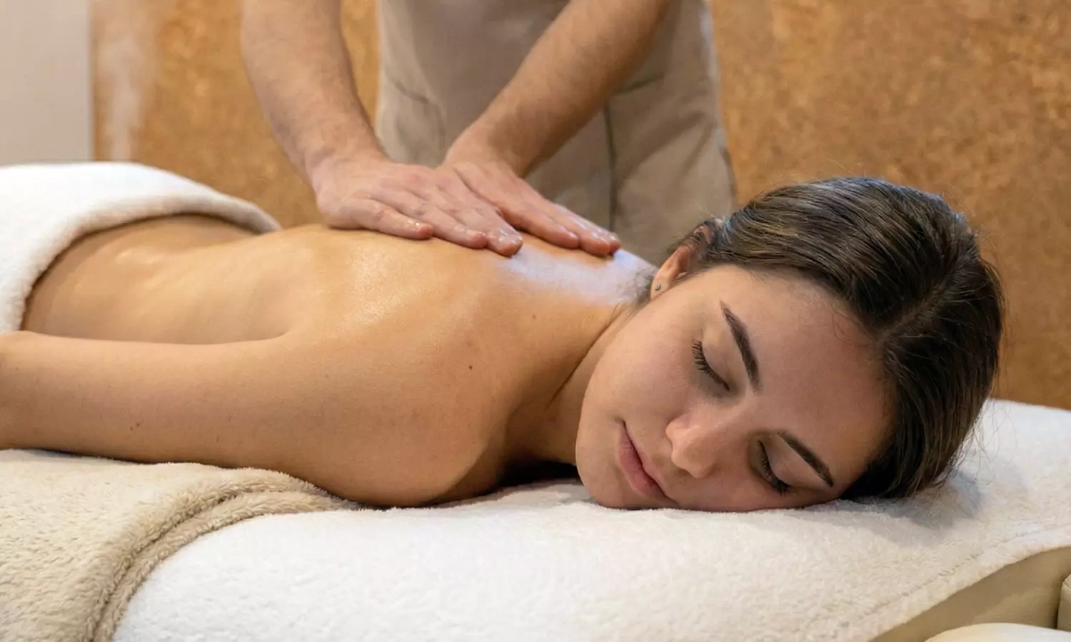 Un (auto)regalo ideal: Ritual de masaje relax de piernas y espalda (45 min.) o cuerpo completo (60 min.) para 1 persona - Primary Image