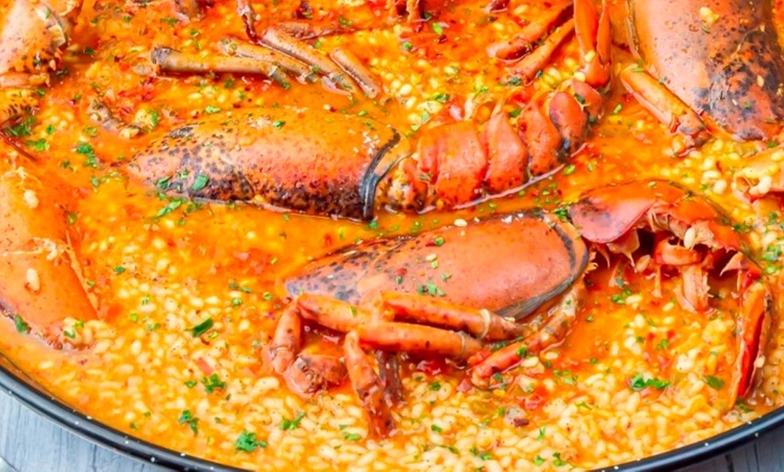 Image 6: Mariscada con bogavante para 2 con vino en restaurante mediterráneo