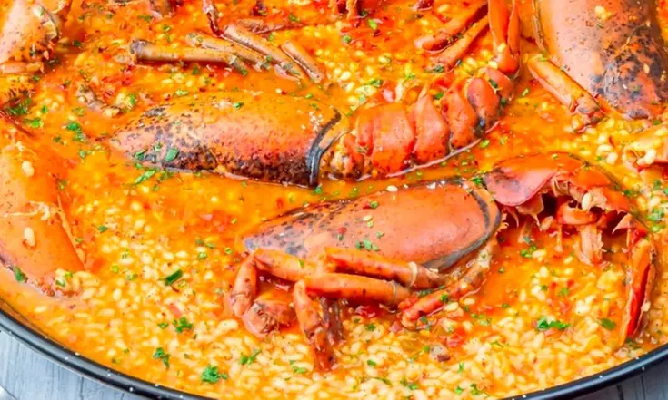 Mariscada con bogavante para 2 con vino en restaurante mediterráneo