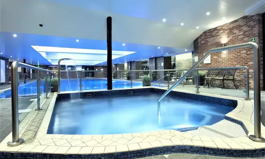 Hampshire: 4* Superior Double or Twin Room Stay with Breakfast