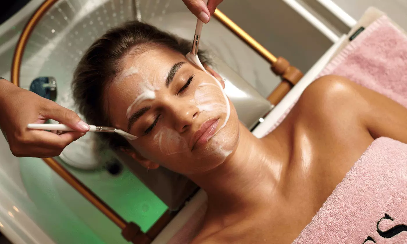 Ritual capilar japonés head spa de 60 o 75 minutos con aromaterapia, masajes y bebida para 1 persona al 40% - Primary Image