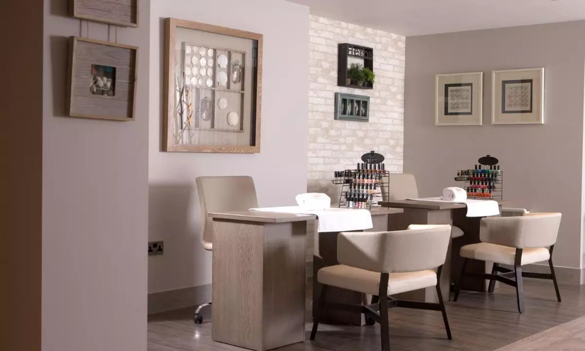 Chester: Spa Stay for 2 with Breakfast, Prosecco & 25-Minute Treatment