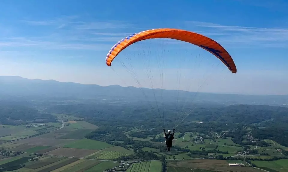 Zweef 15 minuten in de lucht tijdens een tandemvlucht paragliden