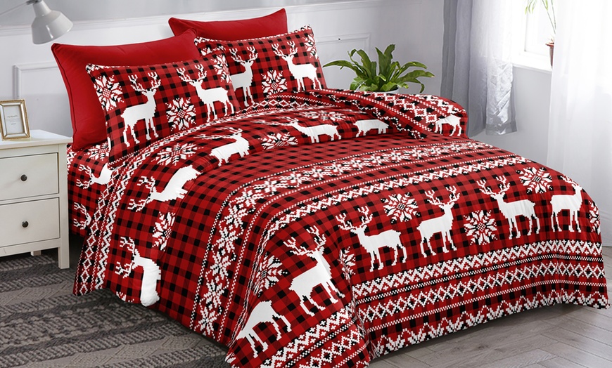 Image 3: Soft Microfibre Festive Duvet Sets
