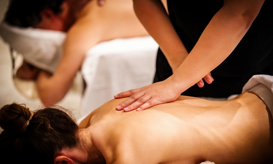 Image 4: Masaje o ritual premium en pareja con cava y picoteo