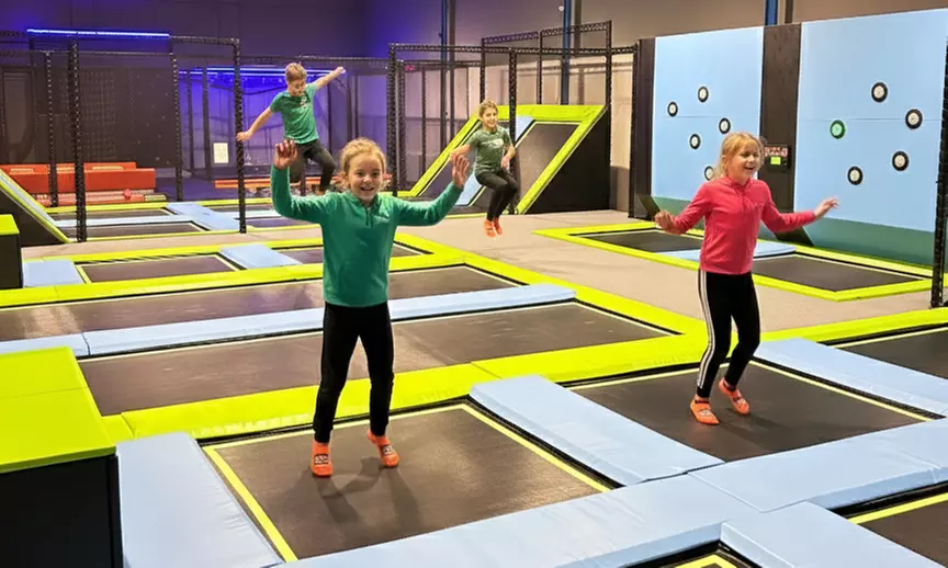 Skoczna zabawa każdego dnia dla dzieci i dorosłych w parku trampolin