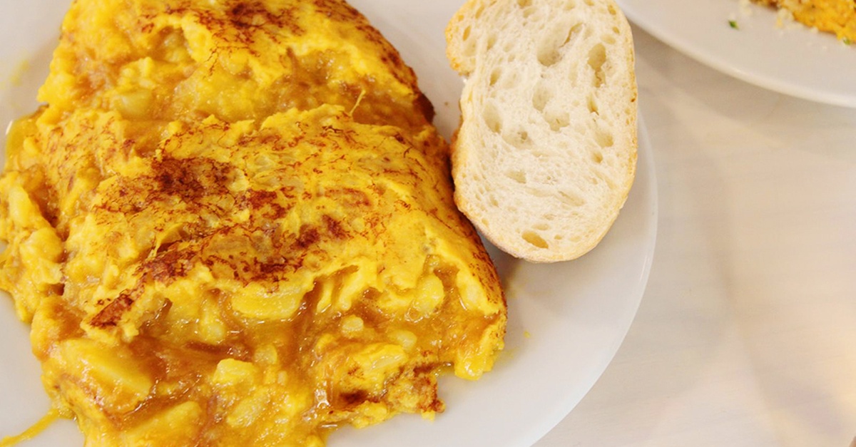 Tapeo para dos personas con croquetas, tortilla y bebidas en Valencia
