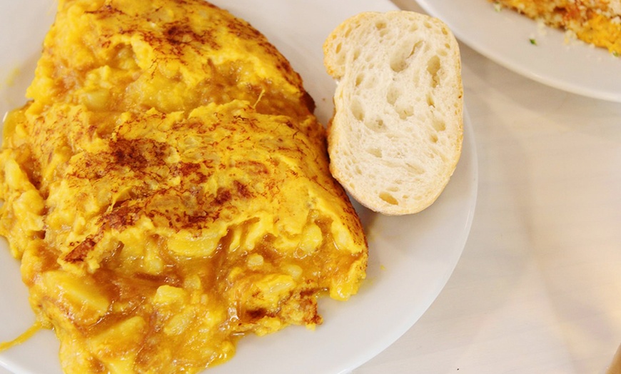 Image 1: Tapeo que te veo: croquetas, tortilla y bebidas para 2 personas