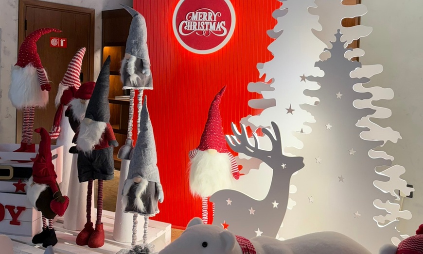 Image 3: Join the Festive Pre-Christmas Brunch with Pool Access!